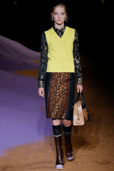 Look 16